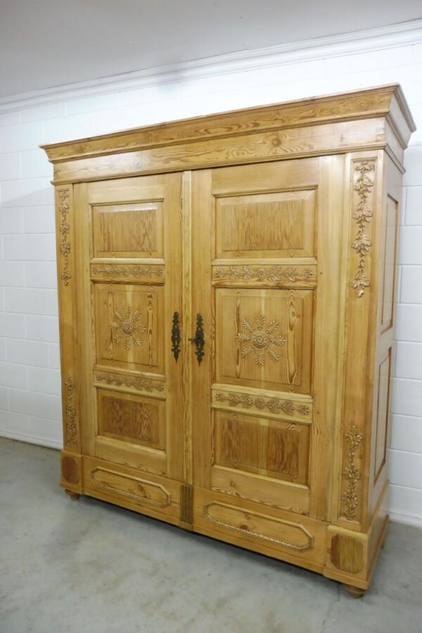 Antiker Schrank
