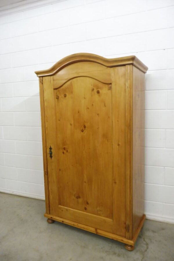Antiker Kleiderschrank