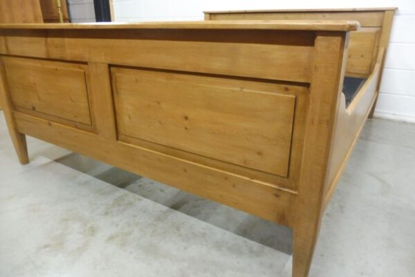 Bett aus Weichholz – Bild 4