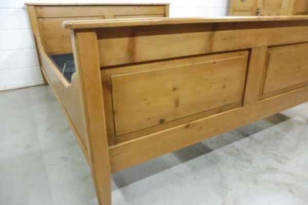 Bett aus Weichholz – Bild 6