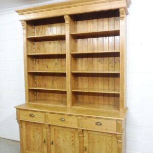 Boekenkast van grenenhout.
