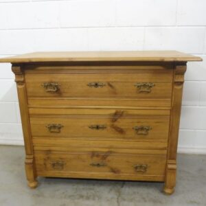 Antike Kommode aus weichholz