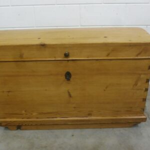 Antike Truhe aus Weichholz Biedermeier