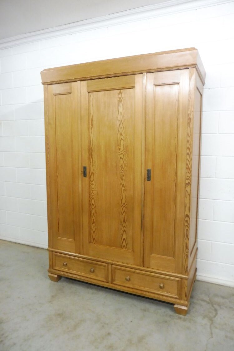 antiker kleiderschrank aus weichholz